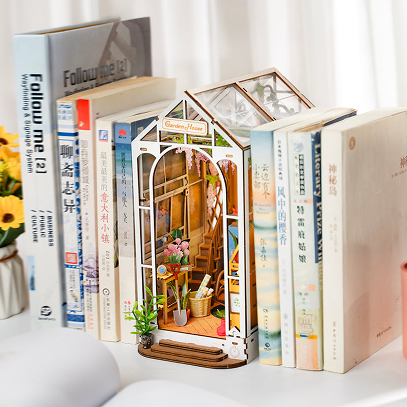 Rolife Holiday Garden House DIY Book Nook Kit
